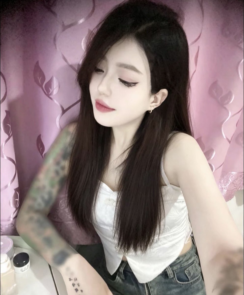 Xxp64v's tweet photo. 骚逼蕊 https://t.co/sFRBiAtpoh