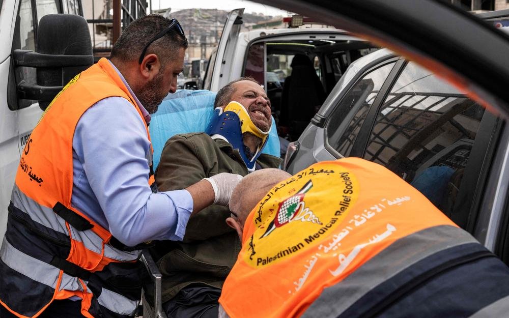 L_ThinkTank's tweet photo. ❗️ [ 🇮🇱 ISRAËL | 🇵🇸 PALESTINE ]

🔸 Jaafar Ashtiyeh, photojournaliste palestinien de l’AFP âgé de 58 ans, a été roué de coups mardi par des colons israéliens alors qu’il couvrait la situation en Cisjordanie occupée. Blessé à la tête et au torse, il a été évacué vers l’hôpital en ambulance. Des coups de feu ont également été tirés dans sa direction.