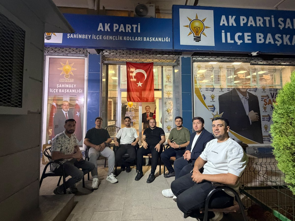 mikramarslan's tweet photo. 📍 Şahinbey İlçe Başkanlığı

Akşamın sessizliğinde, gençliğin enerjisi ve dava arkadaşlığımızın verdiği güçle yine omuz omuzayız. 🇹🇷

Birlikte güçlü, birlikte hazır, birlikte Şahinbey’iz! 💪🏻✨

@avyusufibis 
@osmannazlier 
@fatihseyrekk
@avmustafadurmus 
@AKGenclikGM 
@akgencsahinbey