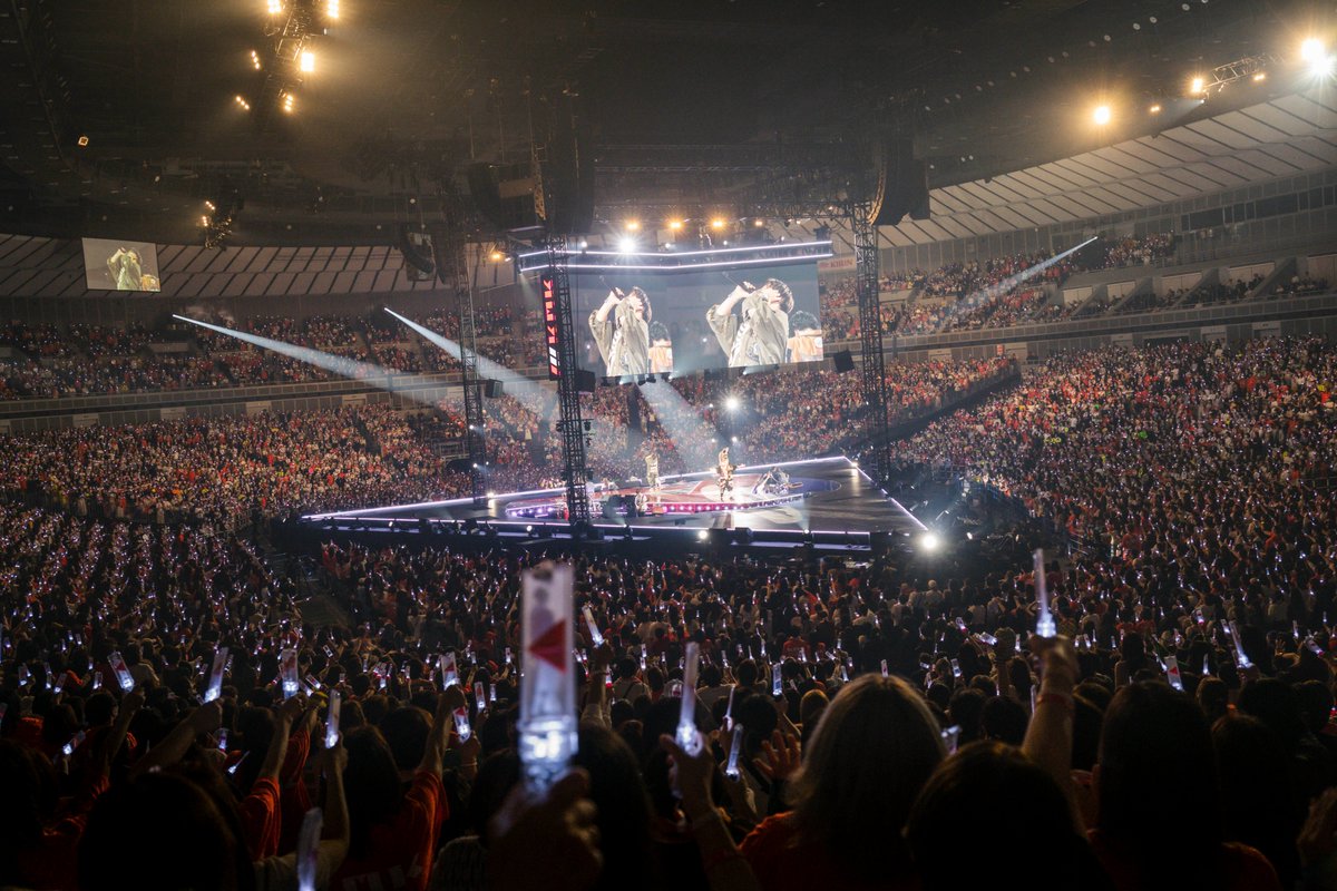 oricon's tweet photo. NEWS、25周年へ新三部作が開幕🎉
コロナ禍でかなわなかった“夢”をファンと実現✨

🎤『NEWS LIVE TOUR 2026 /// KMK』【ライブレポート】
https://t.co/S8BhN2oEju

#NEWS_KMK @NEWS0915_music https://t.co/k40kTyzMxN