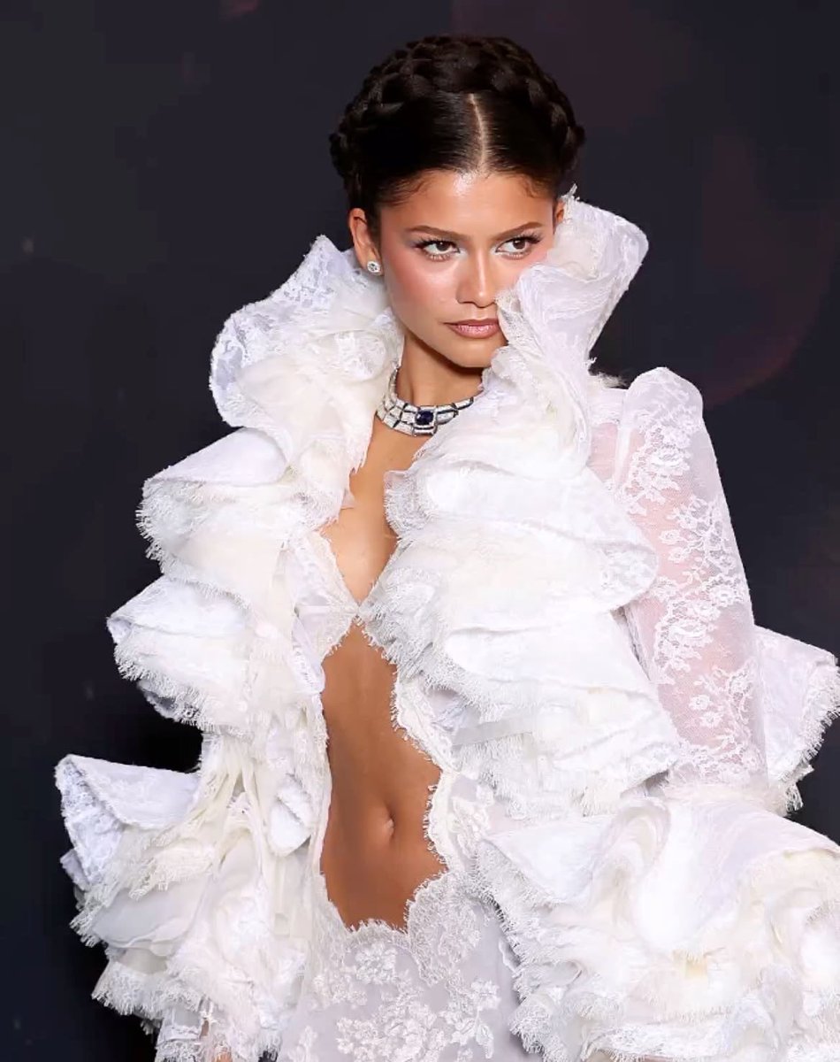 saintdemie's tweet photo. a girl must wear her pieces! zendaya re-wearing her custom louis vuitton jacket from the odyssey premiere in paris to the louis vuitton show 🪽 https://t.co/kOHVga9Uzi