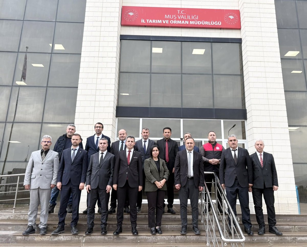 Ncttngnc's tweet photo. 📍Kurum yöneticilerimizin katılımıyla değerlendirme ve istişare toplantımızı gerçekleştirdik.

İlimizde tarım ve hayvancılığın geliştirilmesi, üreticilerimize sunulan hizmetlerin etkinliğinin artırılması, yürütülen çalışmaların değerlendirilmesi ve önümüzdeki döneme ilişkin hedeflerimizi ele aldık.

Sahadaki çalışmalarımızı daha güçlü, koordineli ve sonuç odaklı bir anlayışla sürdürecek; üreticimizin yanında olmaya devam edeceğiz. 🌱 🐄 🐑 

@ibrahimyumakli @TCTarim @Valiavnicakir