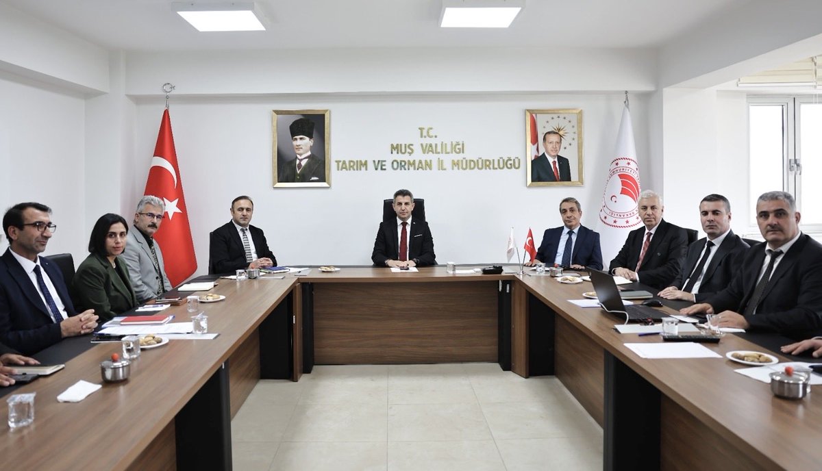 Ncttngnc's tweet photo. 📍Kurum yöneticilerimizin katılımıyla değerlendirme ve istişare toplantımızı gerçekleştirdik.

İlimizde tarım ve hayvancılığın geliştirilmesi, üreticilerimize sunulan hizmetlerin etkinliğinin artırılması, yürütülen çalışmaların değerlendirilmesi ve önümüzdeki döneme ilişkin hedeflerimizi ele aldık.

Sahadaki çalışmalarımızı daha güçlü, koordineli ve sonuç odaklı bir anlayışla sürdürecek; üreticimizin yanında olmaya devam edeceğiz. 🌱 🐄 🐑 

@ibrahimyumakli @TCTarim @Valiavnicakir
