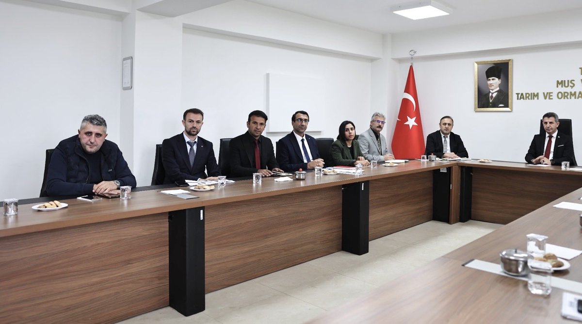 Ncttngnc's tweet photo. 📍Kurum yöneticilerimizin katılımıyla değerlendirme ve istişare toplantımızı gerçekleştirdik.

İlimizde tarım ve hayvancılığın geliştirilmesi, üreticilerimize sunulan hizmetlerin etkinliğinin artırılması, yürütülen çalışmaların değerlendirilmesi ve önümüzdeki döneme ilişkin hedeflerimizi ele aldık.

Sahadaki çalışmalarımızı daha güçlü, koordineli ve sonuç odaklı bir anlayışla sürdürecek; üreticimizin yanında olmaya devam edeceğiz. 🌱 🐄 🐑 

@ibrahimyumakli @TCTarim @Valiavnicakir