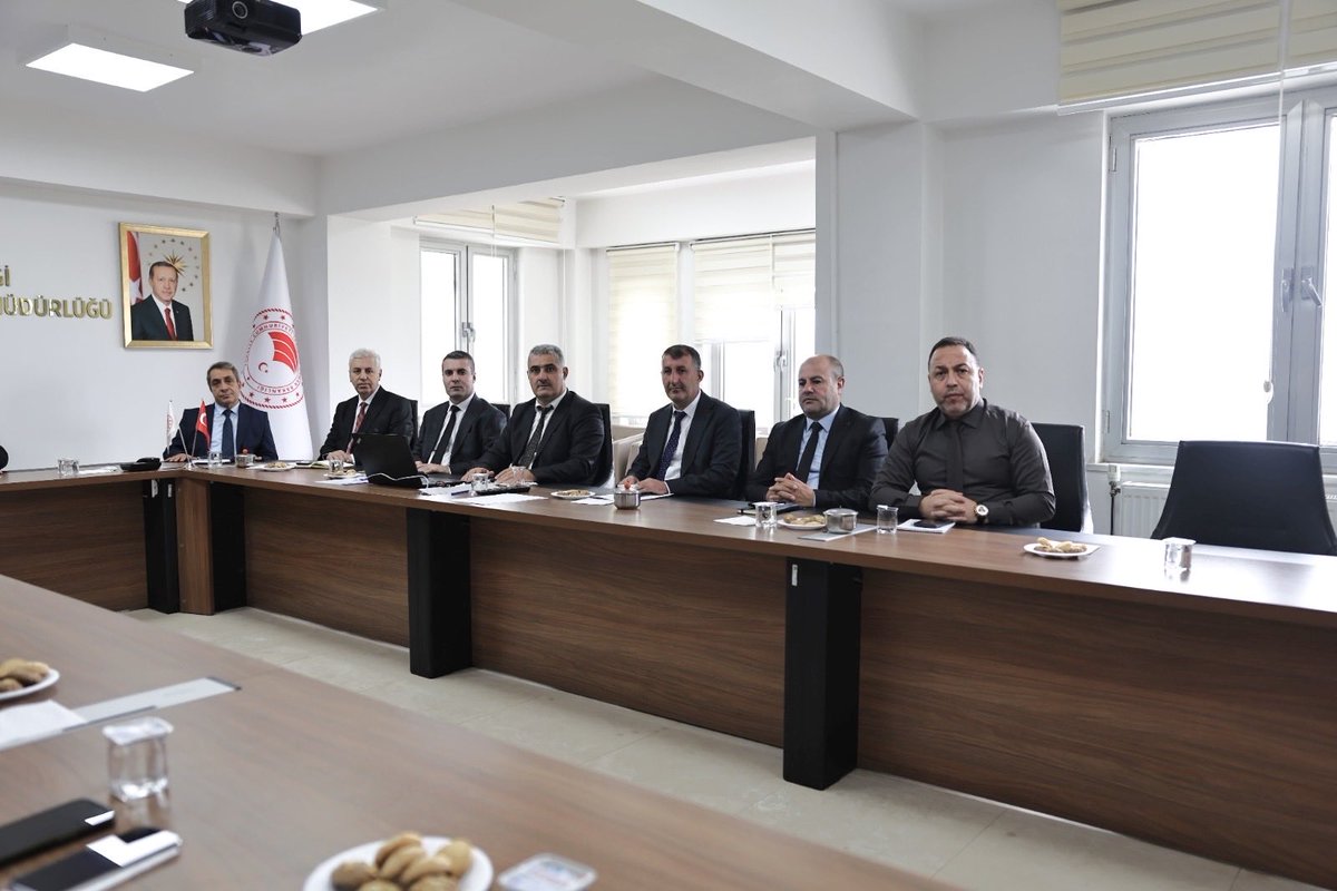 Ncttngnc's tweet photo. 📍Kurum yöneticilerimizin katılımıyla değerlendirme ve istişare toplantımızı gerçekleştirdik.

İlimizde tarım ve hayvancılığın geliştirilmesi, üreticilerimize sunulan hizmetlerin etkinliğinin artırılması, yürütülen çalışmaların değerlendirilmesi ve önümüzdeki döneme ilişkin hedeflerimizi ele aldık.

Sahadaki çalışmalarımızı daha güçlü, koordineli ve sonuç odaklı bir anlayışla sürdürecek; üreticimizin yanında olmaya devam edeceğiz. 🌱 🐄 🐑 

@ibrahimyumakli @TCTarim @Valiavnicakir