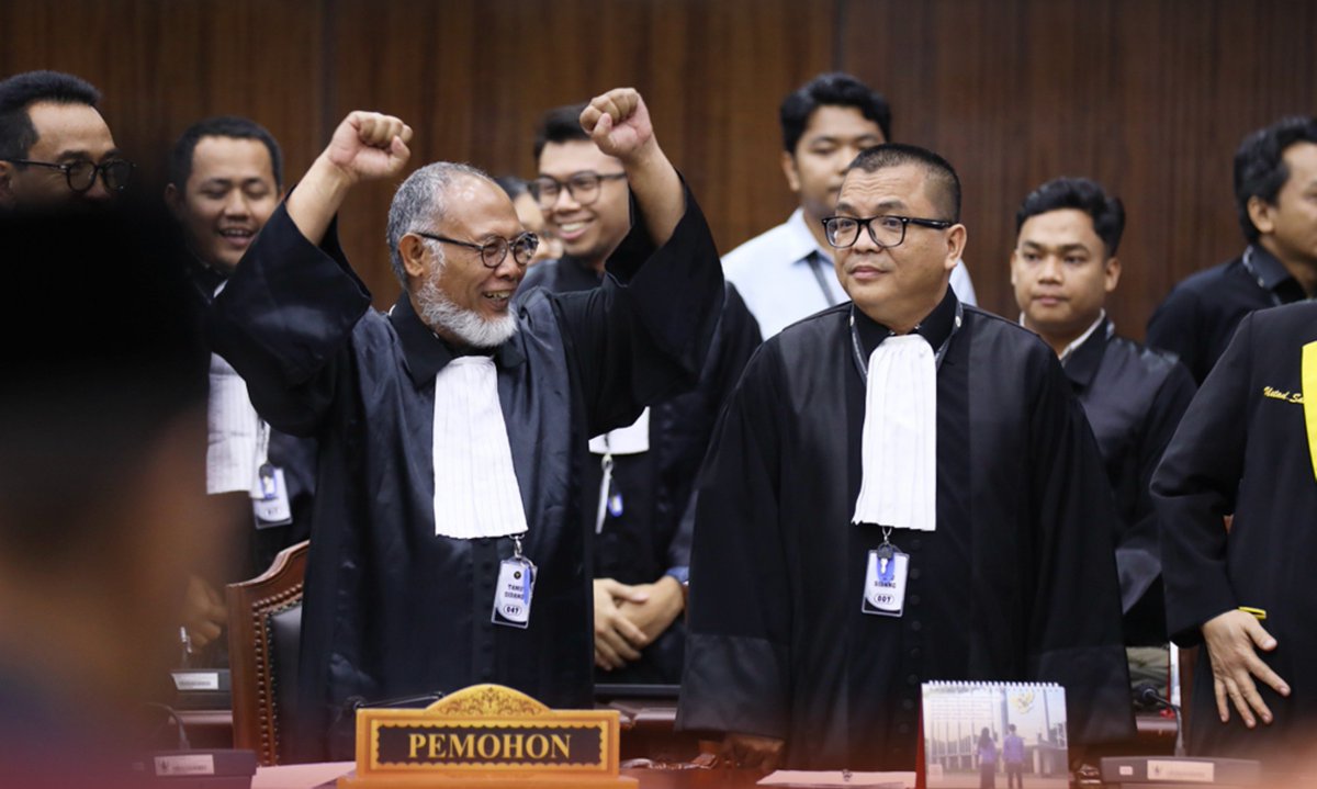 Opposisi6890's tweet photo. Terimakasih prof @dennyindrayana  dkk

Kami sebagai rakyat, sangat terimakasih pejuang prof dkk

Sampai titik ini

Rakyat sudah tau wakil presiden Indonesia hanya tamatan SMP

Dan

Kami sudah tau pejabat pejabat tinggi seperti apa! 

Panjang umur para pejuang untuk INDONESIA. https://t.co/Qkchmvp5jz
