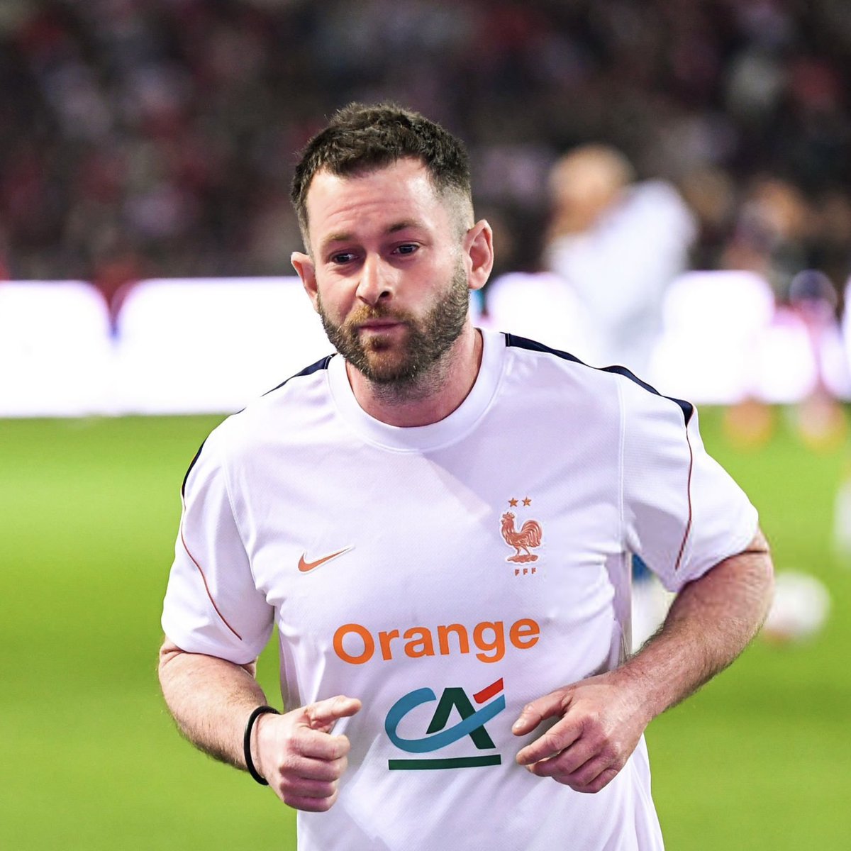 ActuFoot_'s tweet photo. 🚨🚨 Si tout s’est globalement bien passé sur le terrain, ce rassemblement aurait été marqué par une accumulation de ratés dans l’organisation selon @Romain_Molina 🇫🇷👇 :

👟 Crampons oubliés d’être vissés 
🧺 Équipements non lavés
🧦 Erreurs de chaussettes
❌ Protocole raté
✈️ Billets d’avion réservés au dernier moment et demandes de joueurs restées sans réponse…

Ces dysfonctionnements auraient tellement choqué en interne qu’une RÉUNION D’URGENCE serait prévue aujourd’hui pour dresser le bilan et examiner les responsabilités de la FFF. 

Plusieurs nominations seraient notamment remises en question :

👉 Celle de Laurent Georges comme team manager, dont l’expérience pour ce poste est contestée.
👉 Celle de Bastien Geray, alors que des problèmes auraient déjà été signalés chez les Espoirs.

🗞️ @Romain_Molina