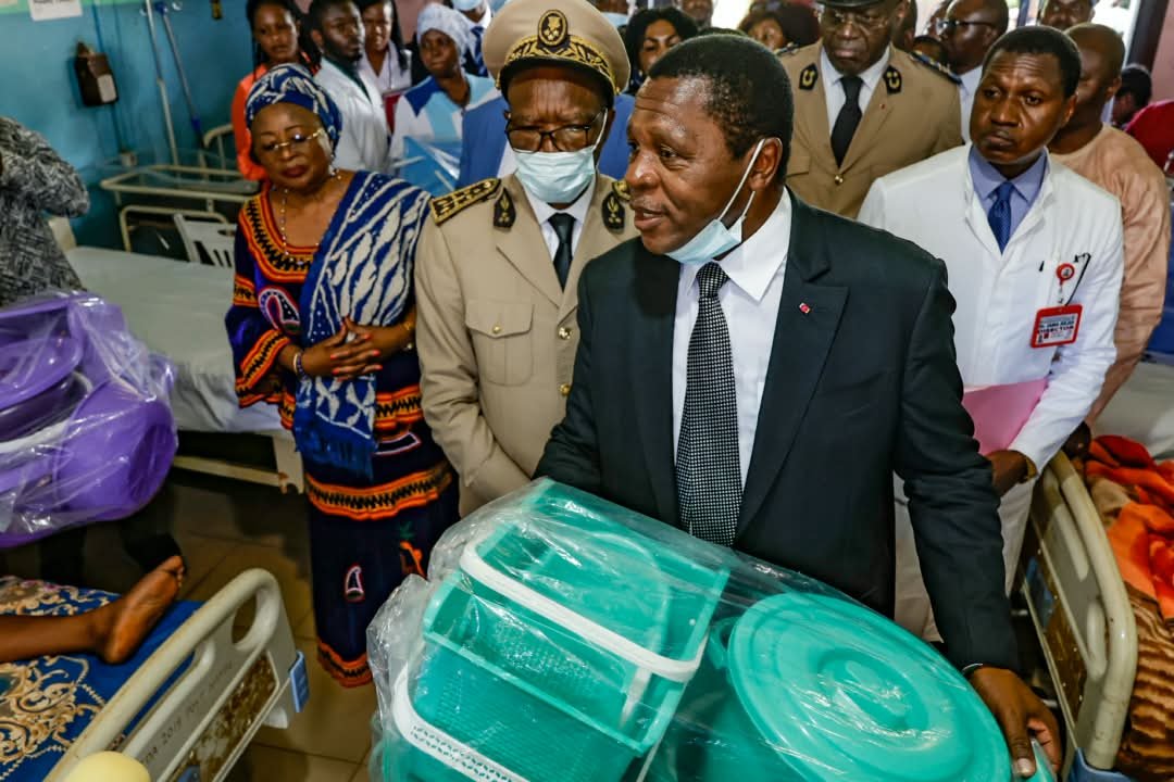 MinatDivcom's tweet photo. BAMENDA: 200 KITS BEBE POUR LES FEMMES ENCEINTES ET FEMMES ALLAITANTES DU SERVICE DE MATERNITÉ DE L'HOPITAL REGIONAL DE BAMENDA .La dernière étape de la visite du Ministre Atanga Nji Paul dans le Nord-Ouest l'a conduite à l'hôpital régional de Bamenda ce mardi 7 octobre 2026. https://t.co/BwcsCKBHoB