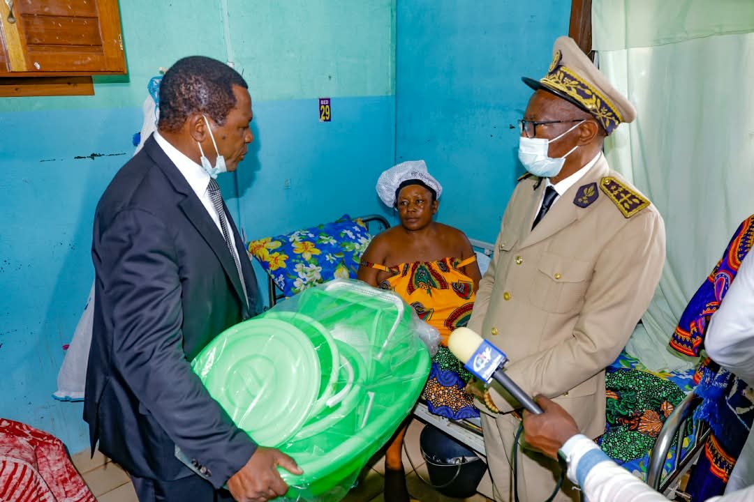 MinatDivcom's tweet photo. BAMENDA: 200 KITS BEBE POUR LES FEMMES ENCEINTES ET FEMMES ALLAITANTES DU SERVICE DE MATERNITÉ DE L'HOPITAL REGIONAL DE BAMENDA .La dernière étape de la visite du Ministre Atanga Nji Paul dans le Nord-Ouest l'a conduite à l'hôpital régional de Bamenda ce mardi 7 octobre 2026. https://t.co/BwcsCKBHoB