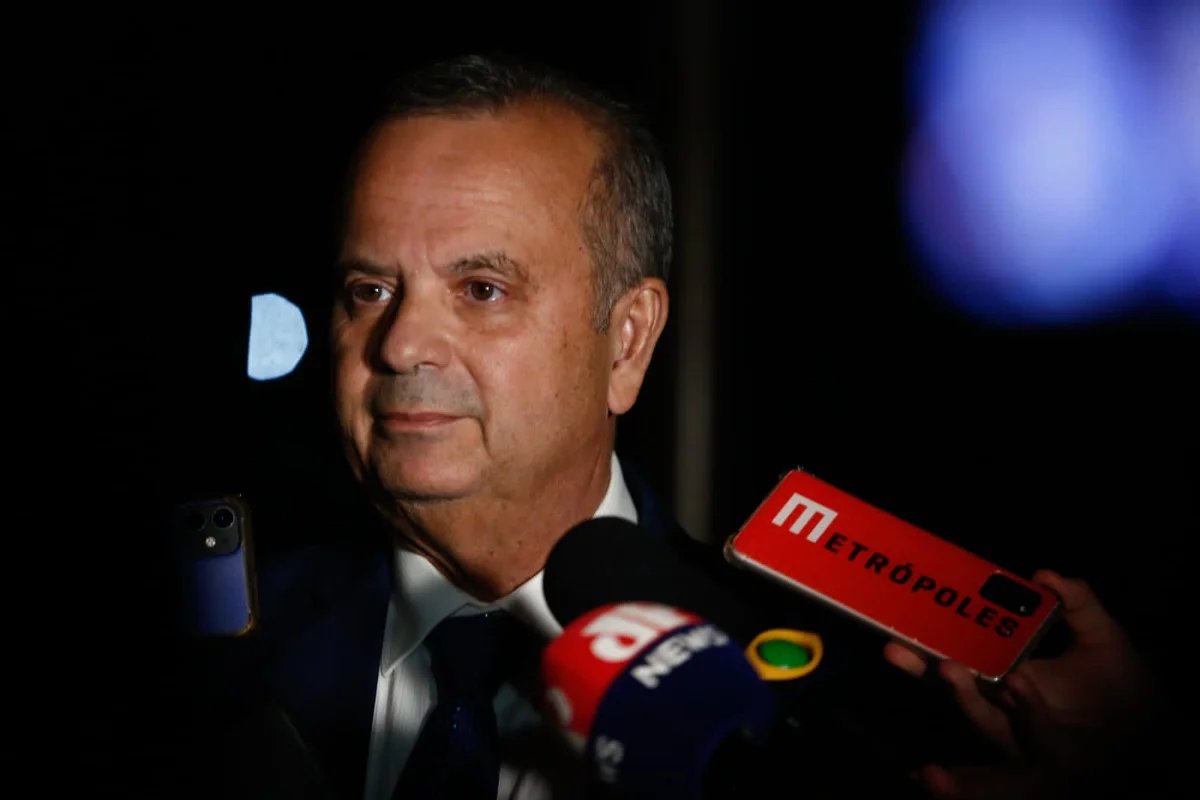 Metropoles's tweet photo. ➡️ STF | Marinho diz a Fachin que Senado não será omisso sobre crimes de ministros

Após reunião com Fachin, coordenador de Flávio negou intenção de retaliação e cobrou ação do Senado diante de crimes de responsabilidade

Leia na coluna de @manualcantaraa https://t.co/j80lUQDB0h