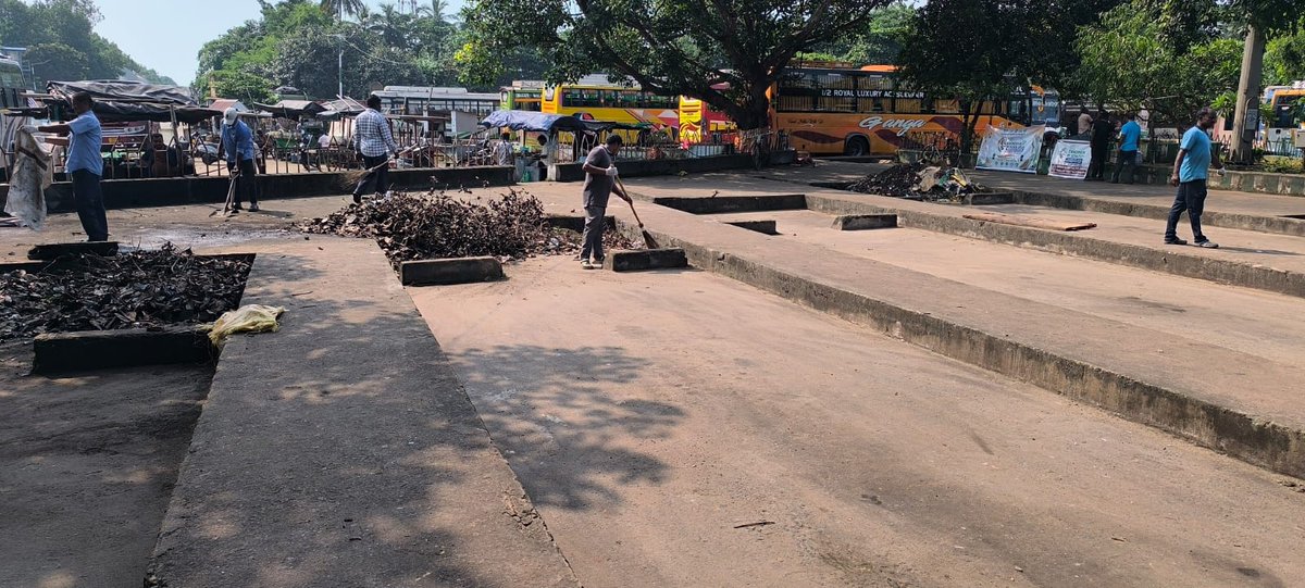 paradipport's tweet photo. 🧹 Special Campaign 6.0 | Swachhata Mein Sahbhag

As part of Special Campaign 6.0, the Engineering Department, Paradip Port Authority conducted a cleanliness and sanitation drive at the Bus Stand area.

The initiative reflects PPA’s continued commitment to cleanliness, hygiene and a cleaner, healthier environment under the Swachhata Mein Sahbhag campaign.

@shipmin_india @DARPG_GoI @PIB_India @PIB_ShipMin @PIBodisha 

#SpecialCampaign6 #SwachhataMeinSahbhag #SwachhParadip #ParadipPort #CleanlinessDrive