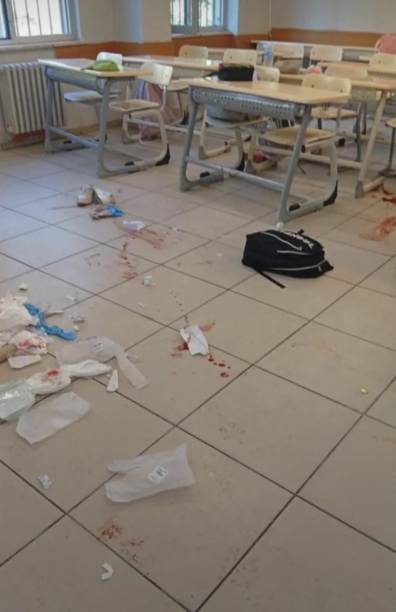 Beryoneee's tweet photo. Evet burası bir okulun sınıfı .. https://t.co/bbfJCZ35qI