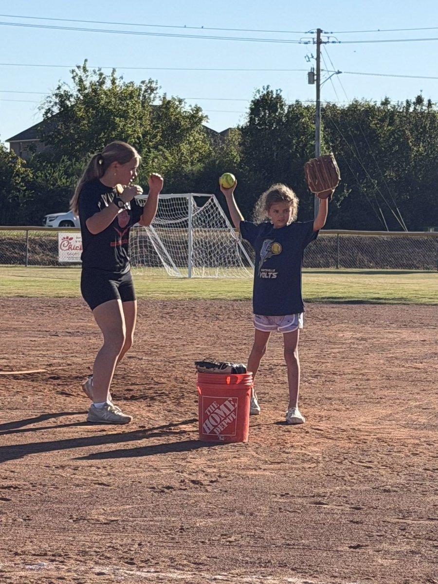 SadieL2030's tweet photo. Lesson #3 with Adelaide ๐ฅ Sheโs been super coachable and has already made a ton of progress. So fun getting to watch things start to click!
#SoftballPitching #PitcherDevelopment https://t.co/rAOtj6drdT