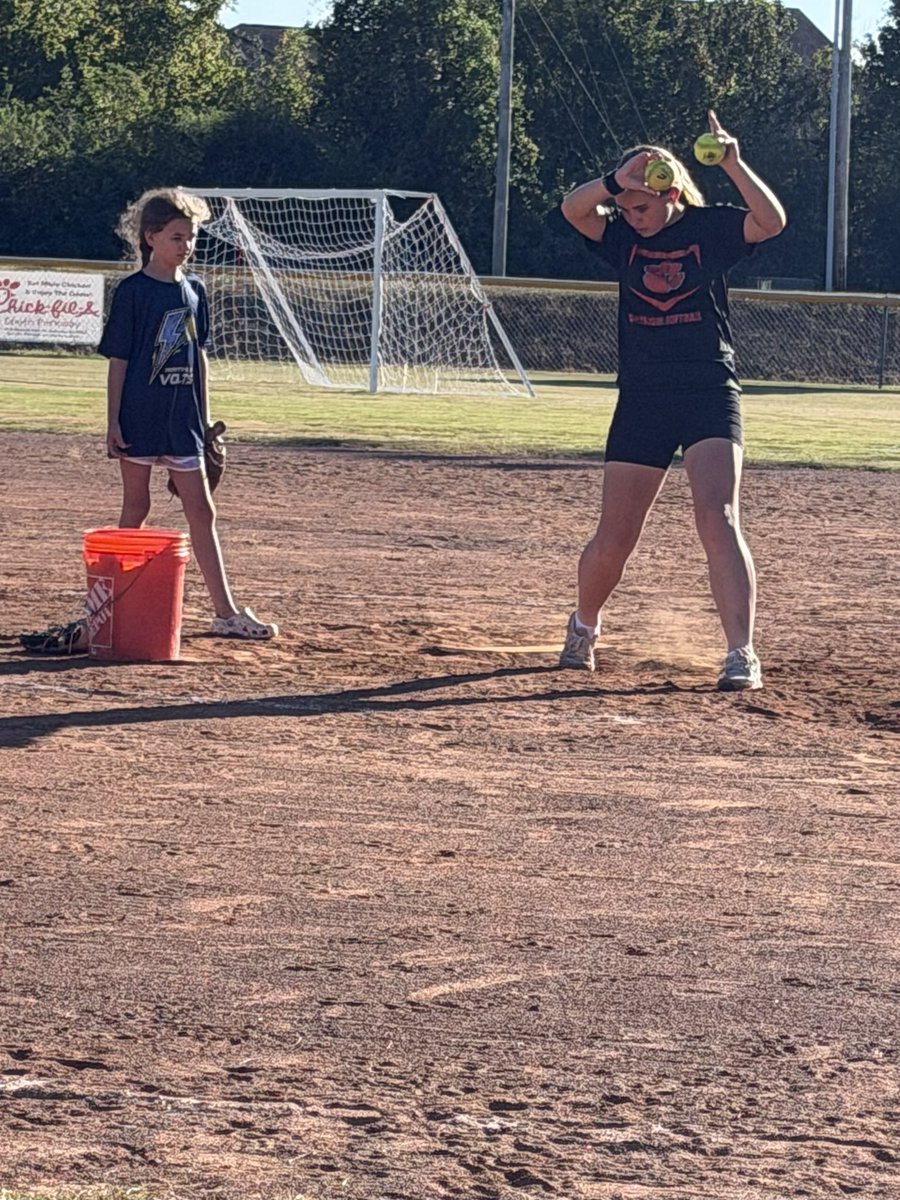 SadieL2030's tweet photo. Lesson #3 with Adelaide ๐ฅ Sheโs been super coachable and has already made a ton of progress. So fun getting to watch things start to click!
#SoftballPitching #PitcherDevelopment https://t.co/rAOtj6drdT