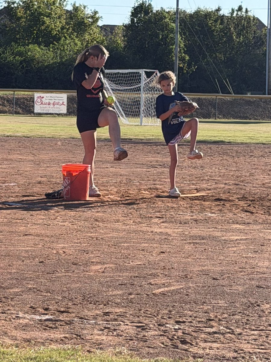 SadieL2030's tweet photo. Lesson #3 with Adelaide ๐ฅ Sheโs been super coachable and has already made a ton of progress. So fun getting to watch things start to click!
#SoftballPitching #PitcherDevelopment https://t.co/rAOtj6drdT