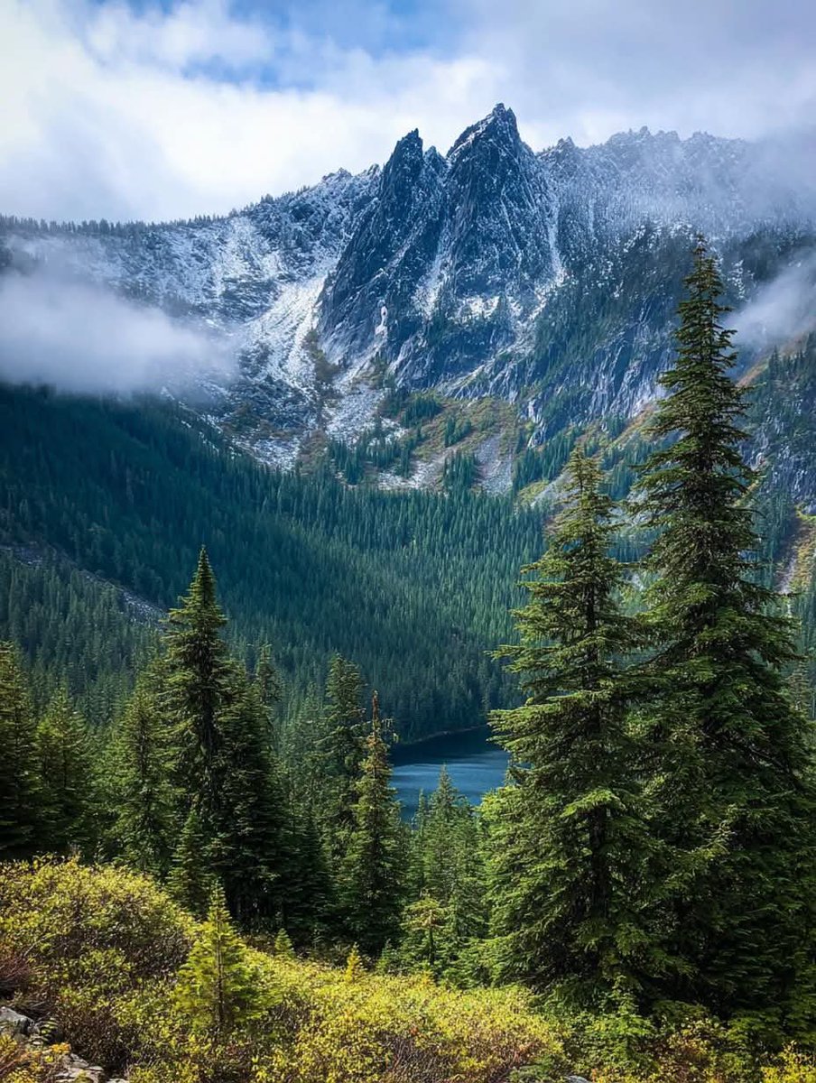 worldclick56's tweet photo. Cascade mountain magic 🌲🍃 https://t.co/OxJK1hXoG2