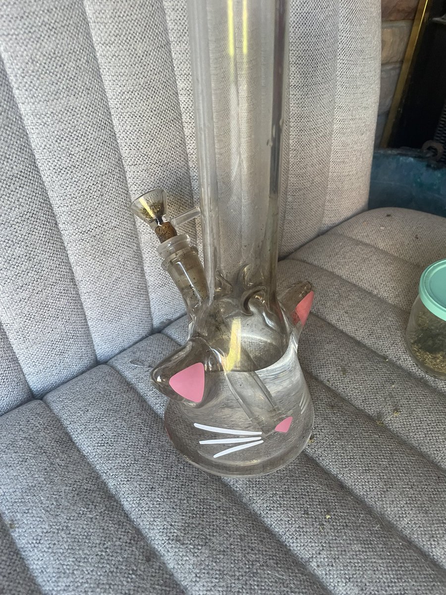 flygirloutbreak's tweet photo. I luv my bong https://t.co/pF9vHJiwAm