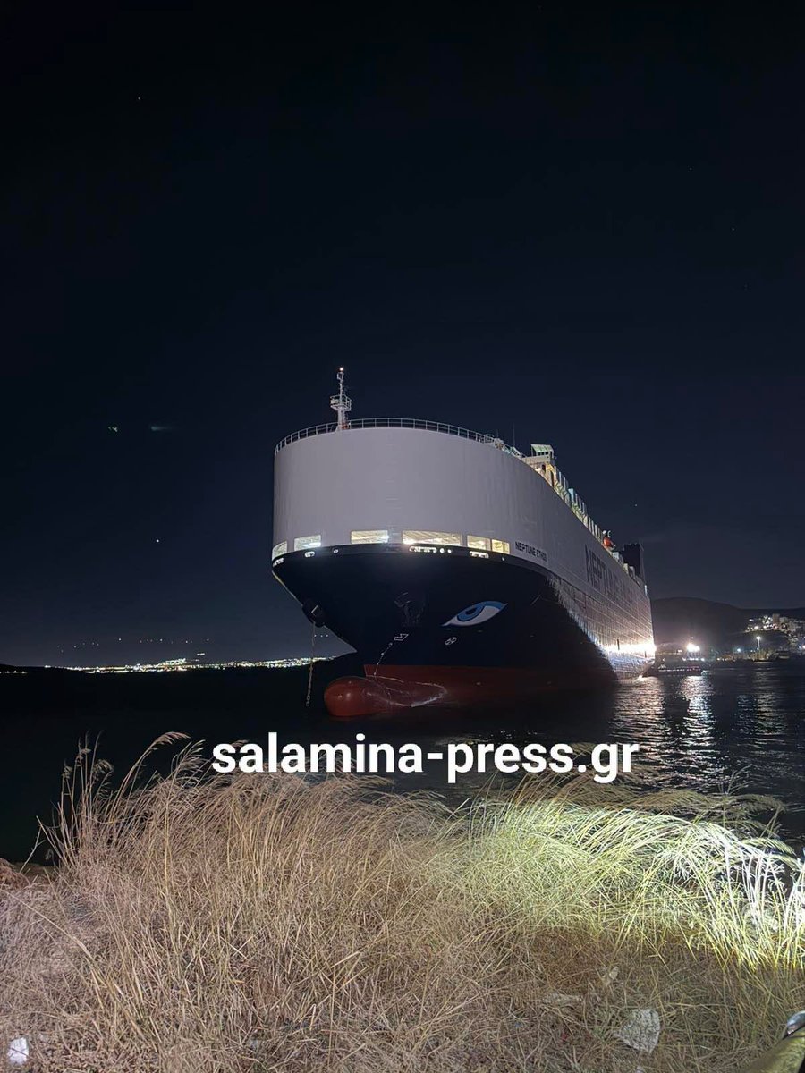 SofAsimak's tweet photo. Το «Neptune Ethos», που  προσάραξε σε αμμώδη θαλάσσια περιοχή της Σαλαμίνας
Δεν είναι καθόλου τυχαίο 
Όπως δεν ήταν και το Αγία Ζώνη ΙΙ
Η ράδα του Πειραιά, έχει γίνει μόνιμη μπροστά στα Σελήνια
Η Σαλαμίνα εδώ και χρόνια έχει μπει στο στόχαστρο και η Πολιτεία είναι παντελώς απούσα https://t.co/sNw4Tull2M