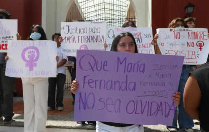 CorresponsalsMX's tweet photo. 🚨Ofreció 💸 5 mil pesos a los👮♂️para no ser detenido por la muerte de su novia María Fernanda.
Bryan Alexandro "N" vivía en #Cholula con la joven de 24 años estudiante de arquitectura en la Universidad de las Américas en #Puebla.
La joven originaria de #CDMX murió por #asfixia, el presunto #feminicidio fue descubierto por su familia, ya que los padres del agresor sabían que mato a la joven y lo dejaron escapar.
#estados #SanAndrésCholula @FiscaliaPuebla #mujeres #feminicidio #niunamenos
📷 RedesSociales