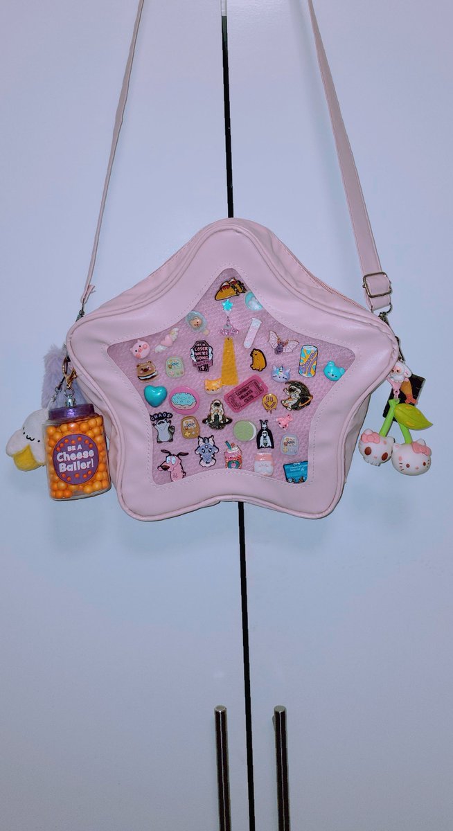 Miichel701's tweet photo. #bag #starbag #bags #pin #pins #collectibles #collector #collection #kidcore #kidwave #brooch #toycore #toywave #accessories #metalpins #enamel #enamelpins #enamelpin #y2k #backpack #lapelpins #kawaii #aesthetic #style #fashion #pinset #kawaii #pink #keychains #keychain https://t.co/rLV1PeVGm9