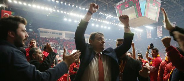 DenizBaskin41's tweet photo. Galatasaray Basketbolu daha fazla oyalanmadan Ergin Ataman'ı takımın başına getirmeli ve hakettiği yerlere tırmanmaya başlamalı. Beklemenin, oyalanmanın, boş hayaller peşinde koşmanın lüzumu yok. Ergin Ataman varsa hedef var, iddia var, başarı var. #ErginAtamanYuvaya https://t.co/zmqgLx7hCC