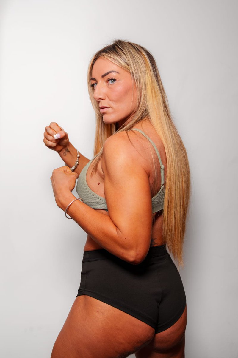 MagikMilf's tweet photo. You got 2 tickets to the gun show, you lucky boys! 💪🏻😍 #milf #muscles https://t.co/3wSagOwa8m