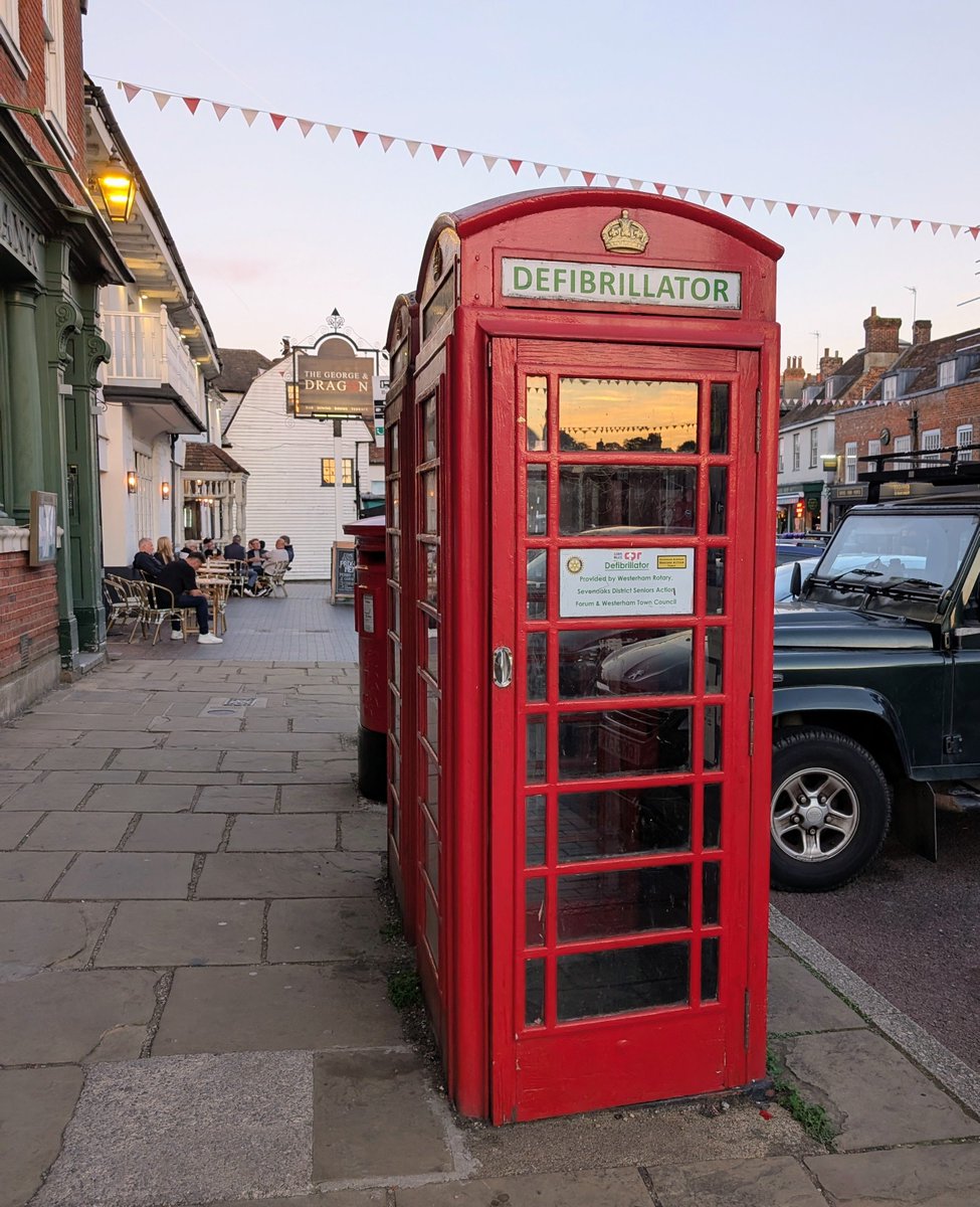 MarshaCollier's tweet photo. Visiting my family in England. I always enjoyed seeing the old phone booths. But of course, no one really needs them anymore. I was walking in the village and saw a wonderful community reuse. It's good to see iconic items kept up and turned into something of benefit. https://t.co/aeFUJWZdFa