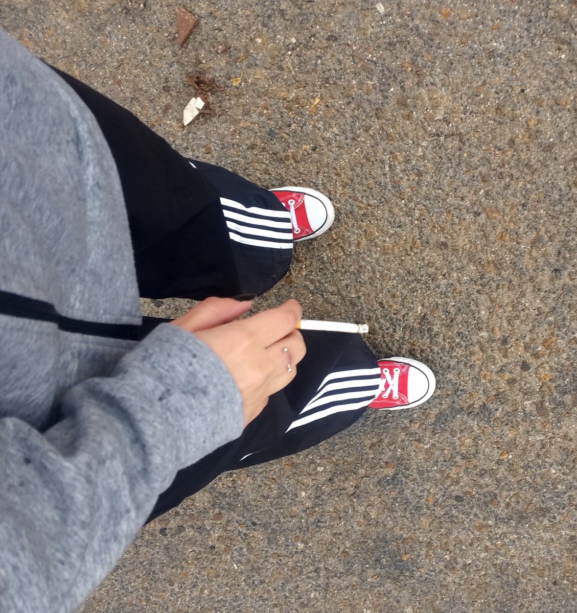 rotte_npsyche13's tweet photo. A ciggie before the gym while its raining https://t.co/RIqF6PVGbZ