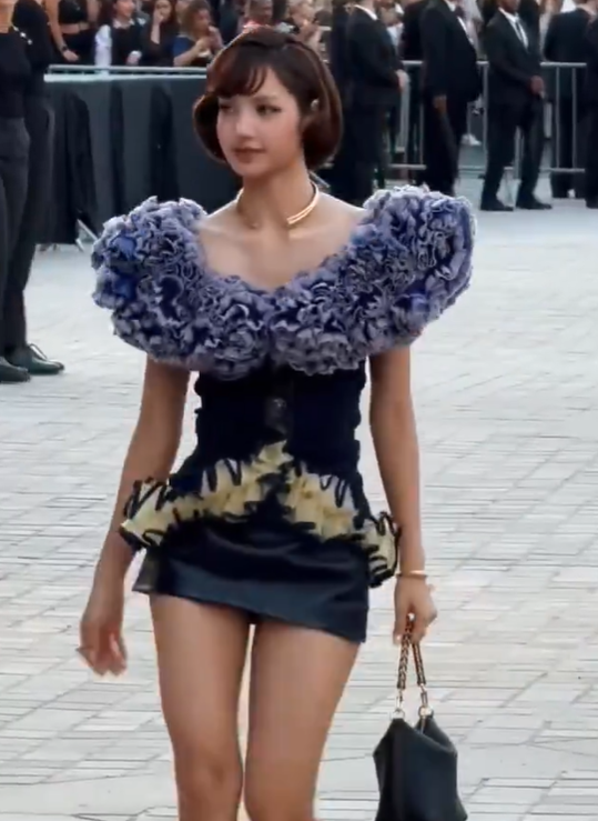AboutMusicYT's tweet photo. Lisa currently trends with over 300,000 posts on X after appearing at the Louis Vuitton Show in Paris today. https://t.co/lsBRKmeQFb