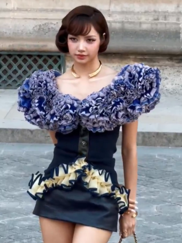 AboutMusicYT's tweet photo. Lisa currently trends with over 300,000 posts on X after appearing at the Louis Vuitton Show in Paris today. https://t.co/lsBRKmeQFb