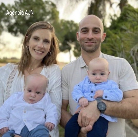 Itongadol's tweet photo. Historias de dolor y amor del 7 de octubre. ❤️

Nunca olvidarlos, ellos son Hadar e Itay Berdichesky de 30 años.
Itai y Hadar Berdichevsky escondieron a sus gemelos de 10 meses en un refugio oculto en las paredes de la casa en el Kibutz Kfar Aza.
Itay y Hadar fueron brutalmente asesinados después de enfrentar valientemente a los terroristas palestinos de Hamas . Sus bebés permanecieron en el refugio durante 14 horas hasta que las tropas israelíes llegaron para ayudar. Los niños sobrevivieron milagrosamente y rescatados por un batallón de la Brigada Golani, unidad en la que Itai había servido como comandante de compañía.

NO olvidar 
Benditas sus Memorias