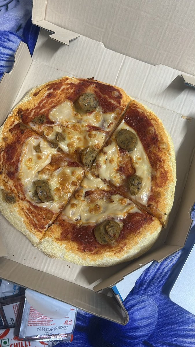 10Chatterjee's tweet photo. @dominos i ordered a chickensausage pizza from @dominoskotturpuram Chennai.Its literally stinking and is so dry. Foul smell is coming. They have a very bad hygiene in their store. This is the Domino'sKotturpuramBranchChennai. @Swiggy
No responsibility @fssaiindia @Tukaram_IndIAS https://t.co/OKBHmgbr7d