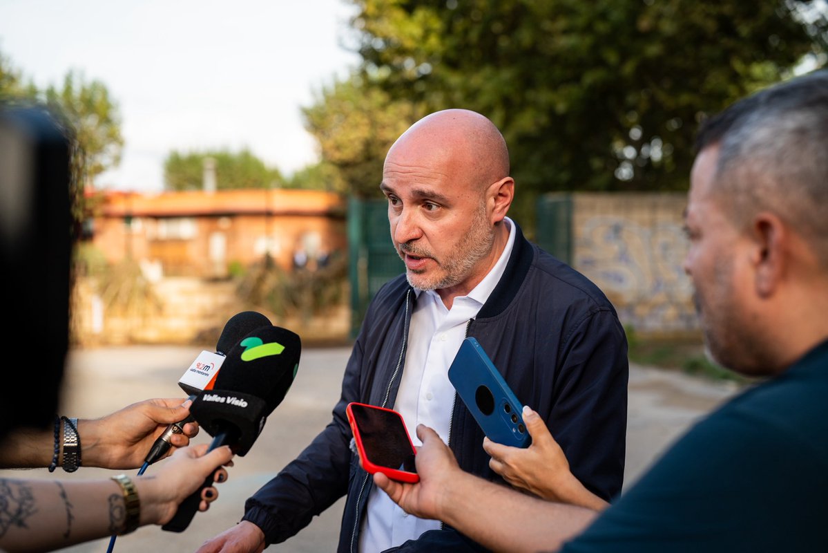carlosprietogo's tweet photo. A Montornès del Vallès amb l’alcalde José A. Montero i la subdelegada a @BcnGob Mari Carmen García-Calvillo he pogut comprovar avui els efectes dels aiguats i traslladar el meu condol a la família del veí que ha perdut la vida.

Ara toca estar al costat de l’@ajmontornes i de la ciutadania. Des de la @DelegGobCAT treballarem per donar resposta als danys provocats pels aiguats i activar les mesures que siguin necessàries, en aquest i qualsevol altre municipi.

L’episodi de fortes pluges encara no ha acabat. Demanem extremar la precaució i respectar els avisos i indicacions d’@emergenciescat.