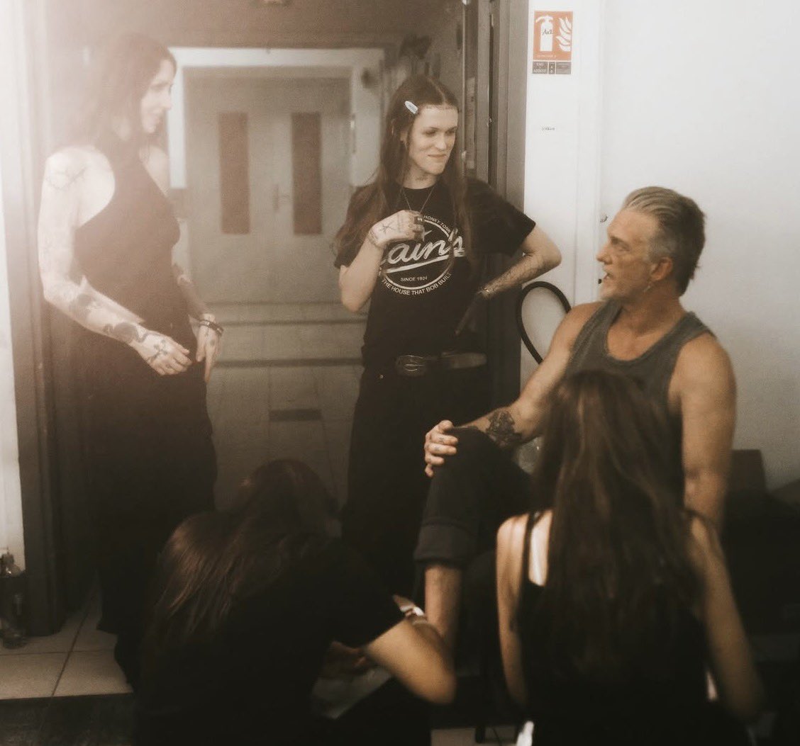dancelikeufuck's tweet photo. Chelsea Wolfe, Ethel Cain, and Josh Homme (getting a pedicure) https://t.co/X8Qwxrg51O