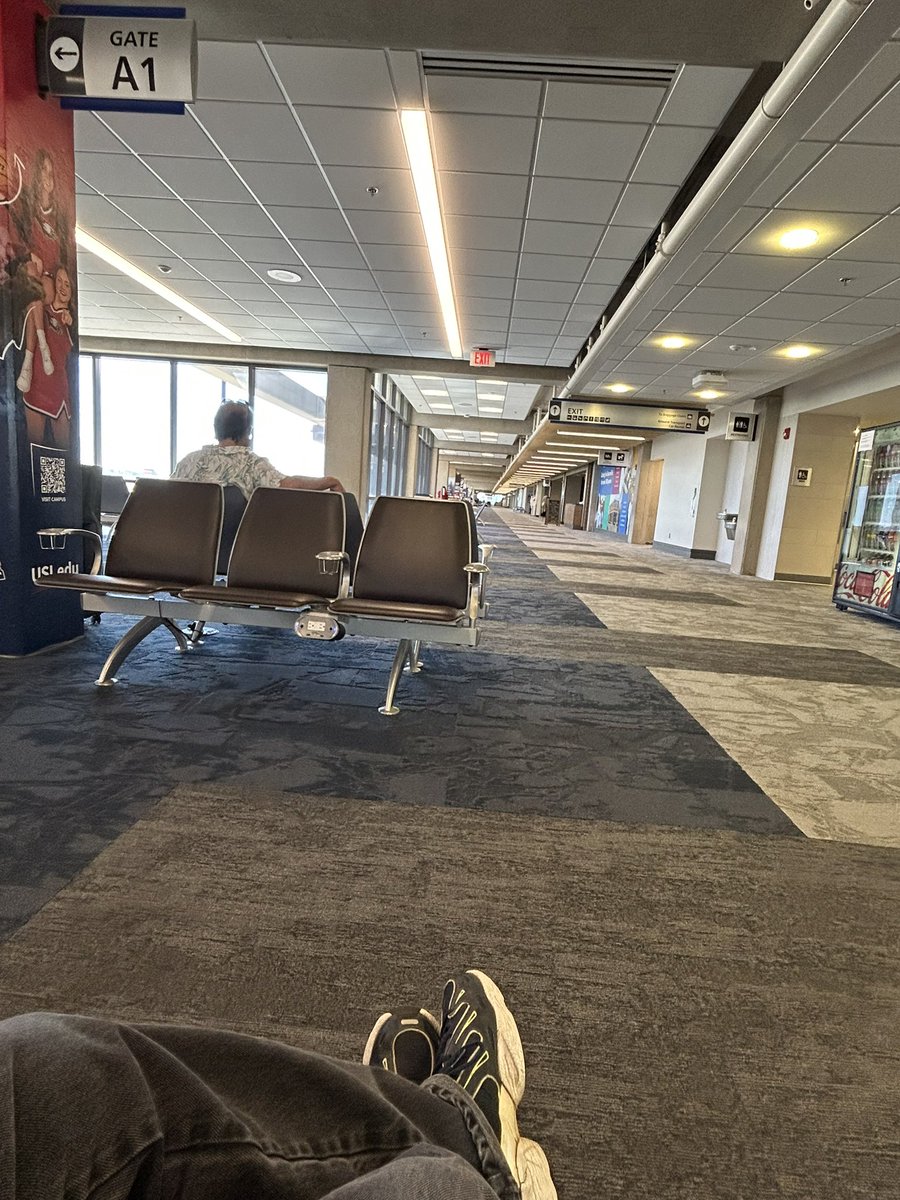 ericdresh's tweet photo. So this is @FlyEVV from the @Delta side. I kept telling myself, “turn left after @TSA” 

I’m so used to flying @AmericanAir but Delta got my business this trip.

(Other than the letter “A” at the gate, it’s not much different than the “B” side.) 

@LifeSciDreamin here I come! https://t.co/gP7Wq0OuJy