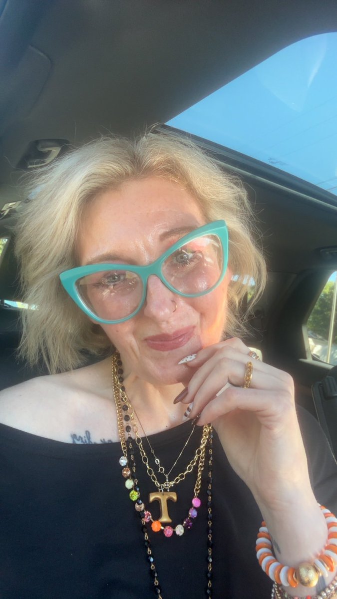 Courtne89602109's tweet photo. Fresh Highlights &amp; Hair Cut💁🏼‍♀️💇🏼‍♀️ https://t.co/XiXntZG9ki