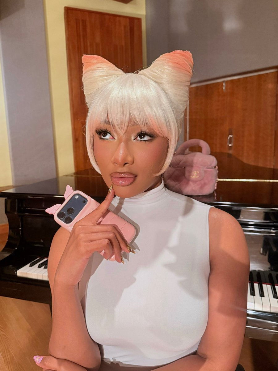 slkflowr's tweet photo. me when i wanna kiss a kitty https://t.co/DpbnUpBlOf