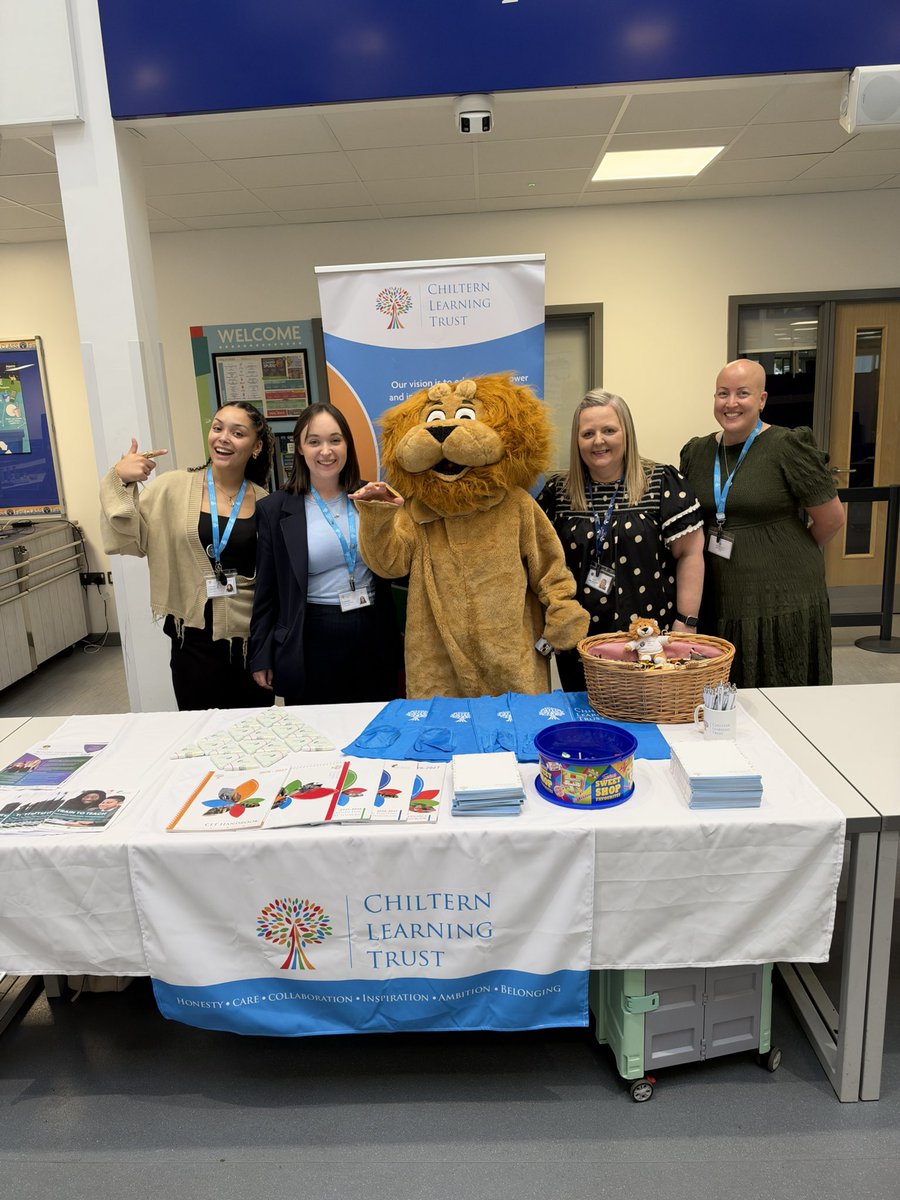 ChilternLT's tweet photo. Another fantastic open evening at @PutteridgeHSch! 

Wonderful to be shown around by some brilliant student helpers and we were even treated to a special guest appearance from the Putteridge Lion! 

@LorraineHughe20 @unleashing_me @AnaisJ_CTSH @GraceDonkin @CTGtraining https://t.co/41QqmW0sSA
