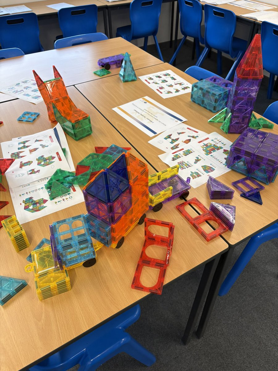 ChilternLT's tweet photo. Another fantastic open evening at @PutteridgeHSch! 

Wonderful to be shown around by some brilliant student helpers and we were even treated to a special guest appearance from the Putteridge Lion! 

@LorraineHughe20 @unleashing_me @AnaisJ_CTSH @GraceDonkin @CTGtraining https://t.co/41QqmW0sSA