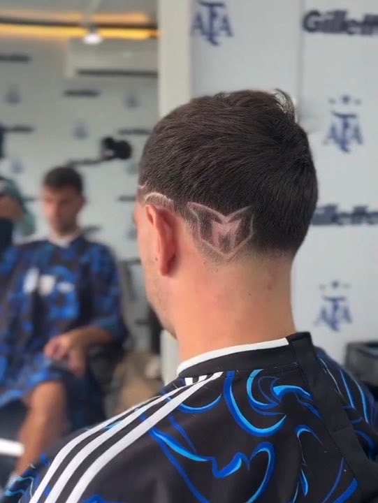 centregoals's tweet photo. Emiliano Martínez has shaved an “M” into his hair as a tribute to Lionel Messi.💈🇦🇷 https://t.co/yOAQjDFcna