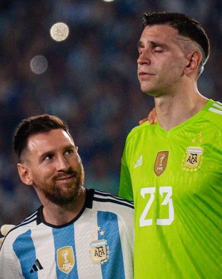 centregoals's tweet photo. Emiliano Martínez has shaved an “M” into his hair as a tribute to Lionel Messi.💈🇦🇷 https://t.co/yOAQjDFcna