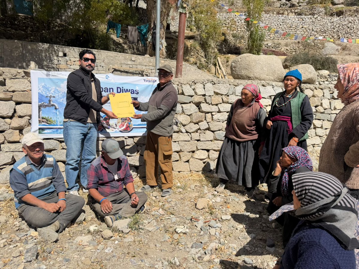 ice_leh's tweet photo. #JalArpanDiwas was observed at Khaltsi, the administrative headquarters of Sham Valley, a populous village in western Ladakh with its commercial activities and at Skindyang  village. An MoU was exchanged, followed by a water pledge and other core agenda of the event. https://t.co/TvhY3mq2hd