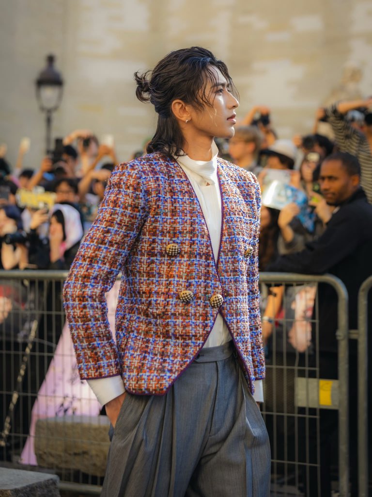 Tangyxinik's tweet photo. In Paris for Valentino SS27, KUN shows his global influence. The collection ignites fresh creative inspiration for the artist.

KUN for Valentino in paris
#KUN #valentino #KUNxValentinoSS27 #ValentinoSS27 #ValentinoAntibiblioteca
@kun_officialx @MaisonValentino https://t.co/tsKAG2lREb