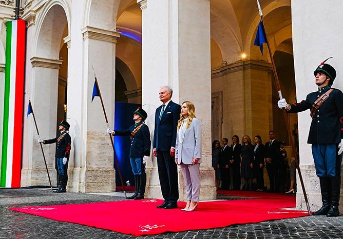 GiulioTerzi's tweet photo. Incontro con il Presidente della Repubblica di Lituania.
https://t.co/gzgh2BrDM8 

"Il Presidente del Consiglio dei Ministri, @GiorgiaMeloni, ha ricevuto oggi a Palazzo Chigi il Presidente della Repubblica di Lituania, Gitanas Nausėda.
I due leader hanno espresso soddisfazione per la solidità delle relazioni bilaterali e condiviso l’obiettivo di rafforzare ulteriormente la cooperazione, con particolare attenzione ai settori strategici della difesa e dell’energia.
La conversazione ha consentito un confronto sulle principali priorità europee, anche in vista dell’imminente Presidenza lituana del Consiglio dell’Unione europea, a partire dal rafforzamento della competitività e della base industriale europea e dalla necessità di ridurre strutturalmente i costi dell’energia per famiglie e imprese. 
È stata rimarcata l’importanza di un Quadro finanziario pluriennale adeguato alle ambizioni dell’Unione, che assicuri risorse sufficienti sia alle nuove priorità strategiche sia alle politiche tradizionali, a partire da coesione e agricoltura. I due Leader hanno inoltre discusso della gestione dei flussi migratori e della necessità di rafforzare la dimensione esterna dell’azione europea.
Il colloquio si è infine concentrato sui principali scenari internazionali, a partire dal comune impegno per una pace giusta e duratura per l’Ucraina."
@FratellidItalia @FDI_Parlamento @fdieuropa @ecrgroup @europainitalia @nazione_futura @GeopoliticalCen @vocedelpatriota @SecolodItalia1 @GlobalCRL @LT_Embassy_IT @ItalyinLT