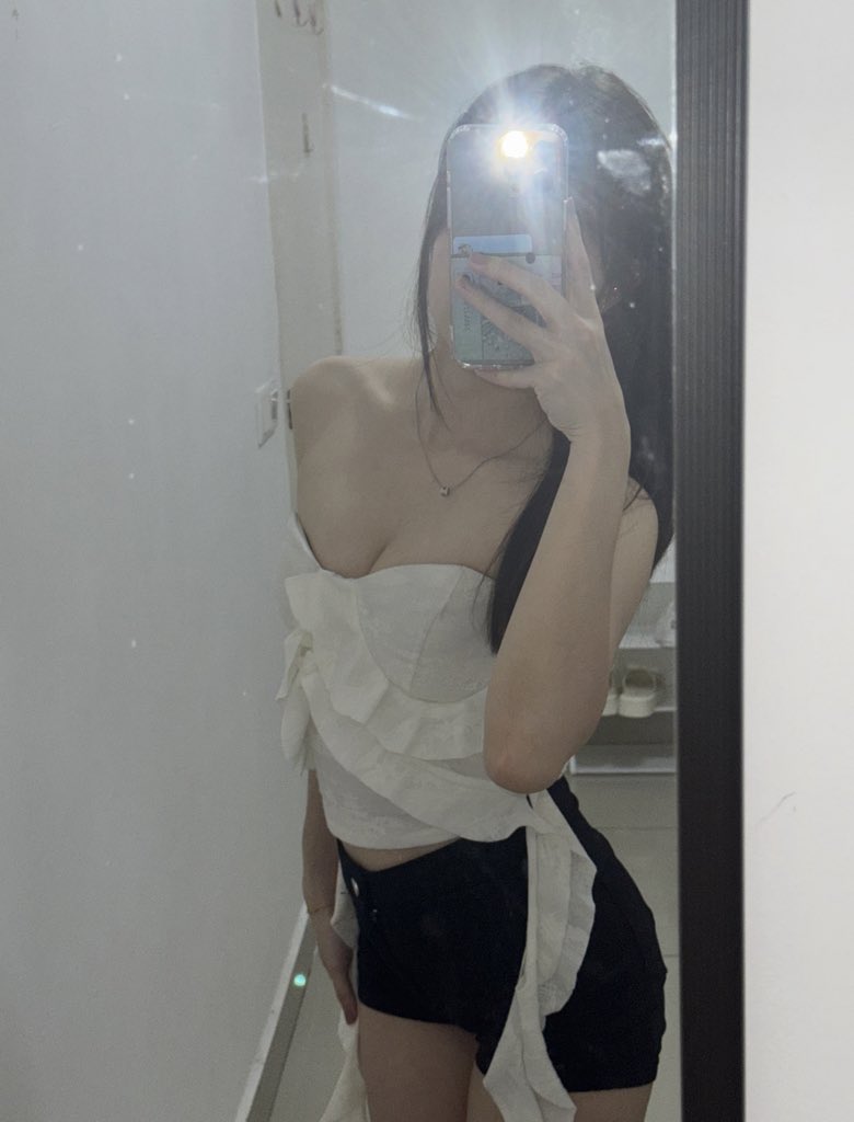anna71mc4's tweet photo. 睡不着来x发泄了
想知道这个点还有没有真人
好想看哥哥的大几把 紫微🥺 https://t.co/SqYLzgi3hj