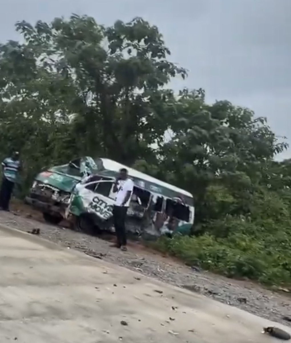 it_Rutie's tweet photo. Please leave everything you’re doing and pray for these APC supporters. 

They had an accìdent on their way back from campaigning. 🙏🏾 https://t.co/L6kdYUwg8H