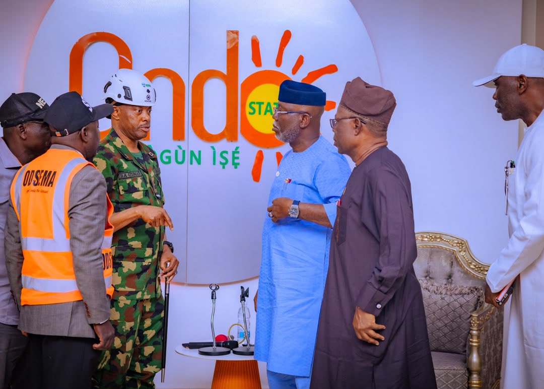OndoStateOnline's tweet photo. GOV AIYEDATIWA PLEDGES FULL SUPPORT FOR AIRCRAFT CRASH RECOVERY OPERATION

Ondo State Governor Lucky Orimisan Aiyedatiwa has pledged the state government’s full support to ongoing search and recovery efforts following the Nigerian Air Force aircraft crash in Igbokoda, Ilaje Local Government Area.

Receiving a briefing from NEMA’s Director of Search and Rescue, Air Commodore Bature, in Akure, Governor Aiyedatiwa described the incident as a national tragedy and a great loss to Nigeria, commiserating with the families of the fallen officers.

The Governor noted the difficult swampy terrain of the crash site and commended local residents, security agencies and emergency responders for their efforts. He disclosed that he had directed immediate mobilisation after receiving news of the crash and said he would visit Igbokoda to assess the situation and support continued recovery efforts.

NEMA said three swamp buggies have been deployed to improve access to the crash site and aid recovery of the aircraft wreckage. The operation involves NEMA, SEMA, the Nigerian Air Force, Navy, Army, Police and local residents.

Governor Aiyedatiwa also acknowledged President Bola Ahmed Tinubu’s declaration of three days of mourning for the deceased personnel and assured all agencies involved of the state government’s continued support.