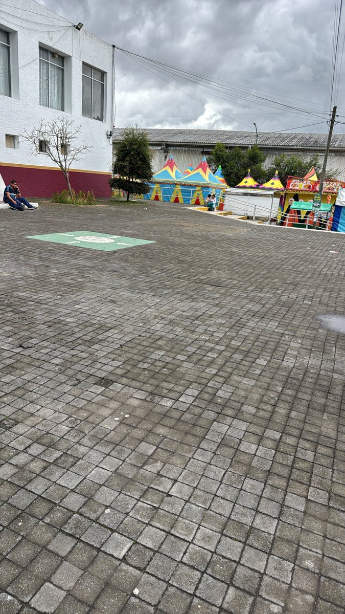 hgcaro's tweet photo. @ISSSTE_Veracruz de por sí no hay medicamentos y luego tapan lo accesos a la unidad médica en Xalapa Ver clínica de san bruno @rocionahle  saludos https://t.co/E4UjOJRzie