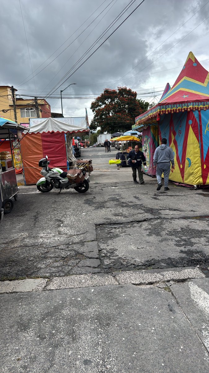 hgcaro's tweet photo. @ISSSTE_Veracruz de por sí no hay medicamentos y luego tapan lo accesos a la unidad médica en Xalapa Ver clínica de san bruno @rocionahle  saludos https://t.co/E4UjOJRzie