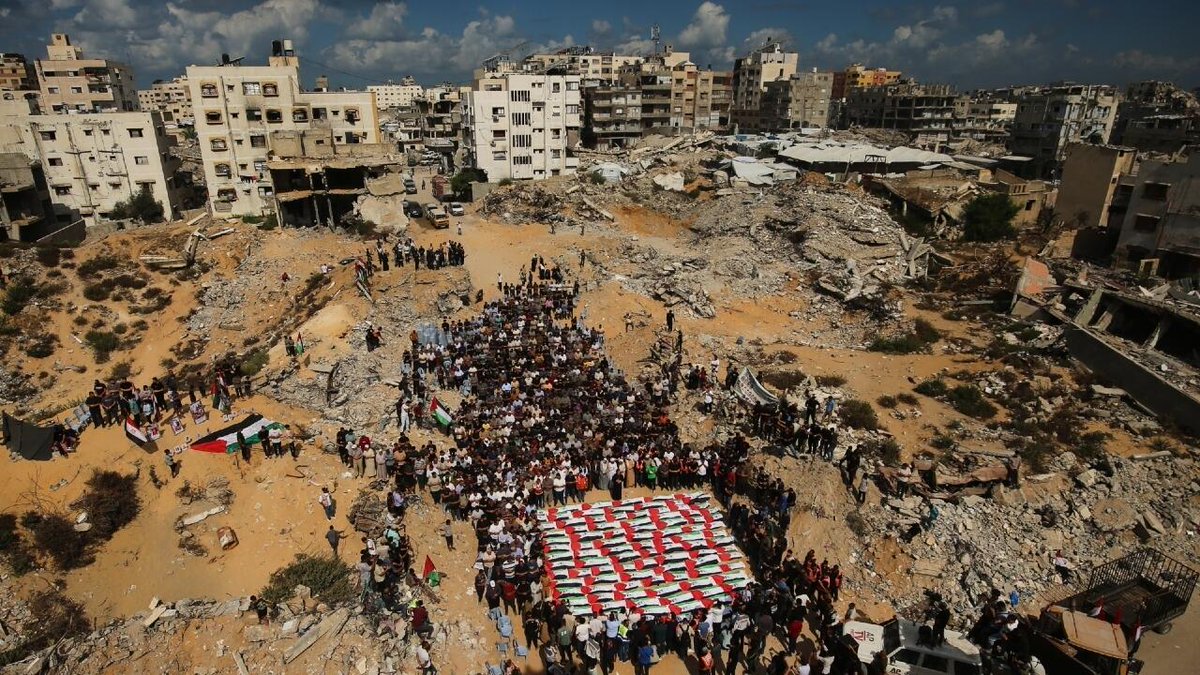 France24_es's tweet photo. Ni cese al fuego ni reconstrucción: tres años después, Israel sigue ahogando a una Gaza devastada f24.​my/CCf7 https://t.co/imxRRmrkB9